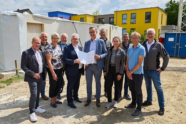 Bürgermeister Thomas Meyer (Stadt Enger), Volker Berger (Vorstand B&S), Bürgermeisterin Susanne Rutenkröger (Stadt Bünde), Bürgermeister Rüdiger Meier (Gemeinde Kirchlengern), Landrat Jürgen Müller (Kreis Herford), Dirk Hensiek (Vorstandsvorsitzender B&S), Christian Borchert (Geschäftsführer, Fa. Grübbel), Lena Grübbel (Fa. Grübbel), Simon Seidel (Fa Grübbel), Florian Ohmes (Architekt, B&S), Eckhard Grübbel (Geschäftsführer Fa. Grübbel). - © B & S