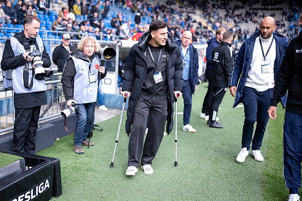 Stefano Russo humpelt nach seinem Innenbandriss im Knie an Krücken ins Stadion. - © KROEGER/RHR-FOTO