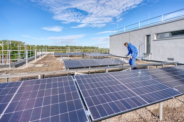 Hier wird gerade die Photovoltaikanlage auf dem Wohngebäude Graudenzer Weg 14 installiert. - © Stephan Patzsch