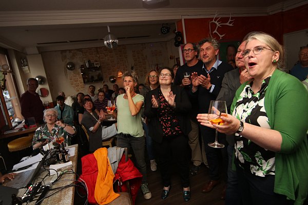 Mitglieder der Partei Bündnis 90/Die Grünen feiern die Ergebnisse auf Stadt- und Kreisebene im Sputnik. - © Mareike Gröneweg