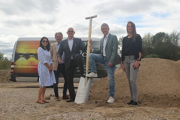 Chaluais Frenzel (v.l.), Artur Rucha (Outlet-Leiter bei Top Light, Rainer Stratmeier, Bürgermeister Bernd Dumcke und Fachbereichleiterin Sabrina Held beim Spatenstich für die neue Halle. - © Jan-Henrik Gerdener
