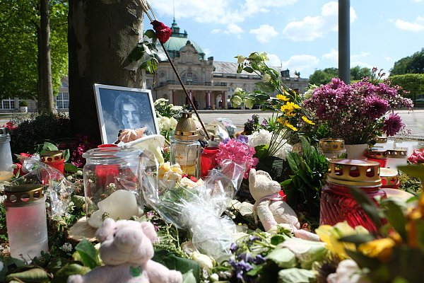 Vor den Kurhausterrassen haben Menschen Hunderte Blumen und Andenken an Philipos T. niedergelegt. - © Ulf Hanke