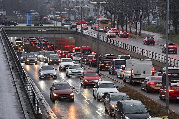Einig wurden sich Union und SPD nach eigener Darstellung auch im Streit über das geplante Aus für Neuwagen mit Verbrennermotor. - © picture alliance / SvenSimon