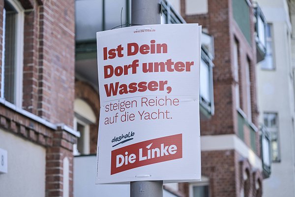"Ist dein Dorf unter Wasser, steigen Reiche auf die Yacht", heißt es auf dem Wahlplakat der Linken. - © IMAGO/Schöning