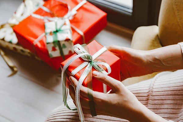 Die Frauen und Kinder fühlen sich durch die Geschenke gewertschätzt. - © Symbolbild/Pexels