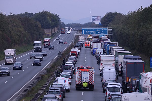 Wegen eines Unfalls kurz vor der Anschlussstelle Gütersloh ist die A2 in Richtung Hannover derzeit voll gesperrt. - © Patrick Menzel