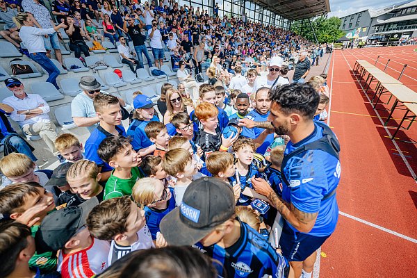 Auch Stürmer Adriano Grimaldi musste vor knapp einem Jahr beim bestens besuchten Trainingsauftakt im Ahorn-Sportpark fleißig Autogramme schreiben. - © BESIM MAZHIQI