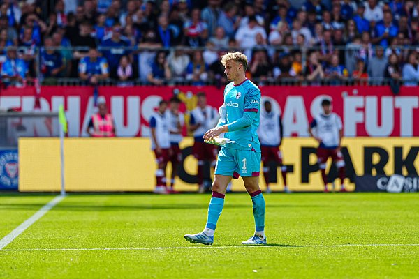 Arminia-Torwart Jonas Kersken verlässt nach seiner Gelb-Roten Karte den Platz. - © IMAGO/Eibner