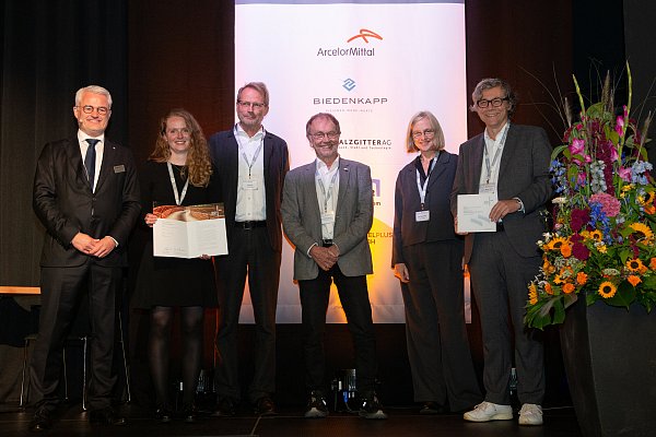 Preisübergabe: Jan Schmidt, Vorsitzender des Vereins Bauforumstahl (v.l.), zeichnet Wiebke Vogelsang, Peter Carl, Helmut Drewes, Irene Lohaus und Martin Speth aus. - © bfs