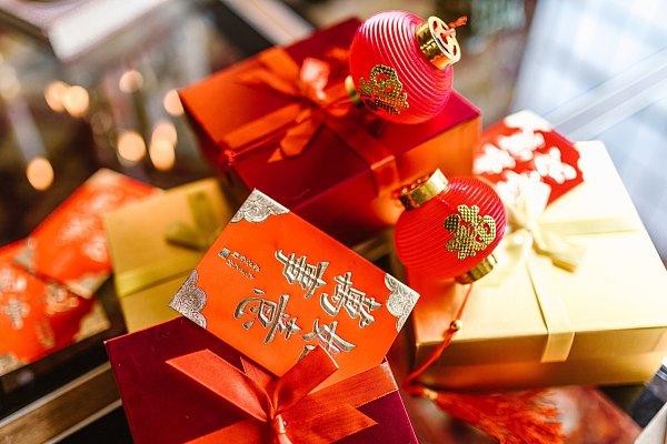 Beim chinesischen Neujahrsfest werden traditionell rote Umschläge mit Geldgeschenken überreicht, um den Beschenkten Glück und Wohlstand für das kommende Jahr zu bringen. - © Symbolbild: Pexels