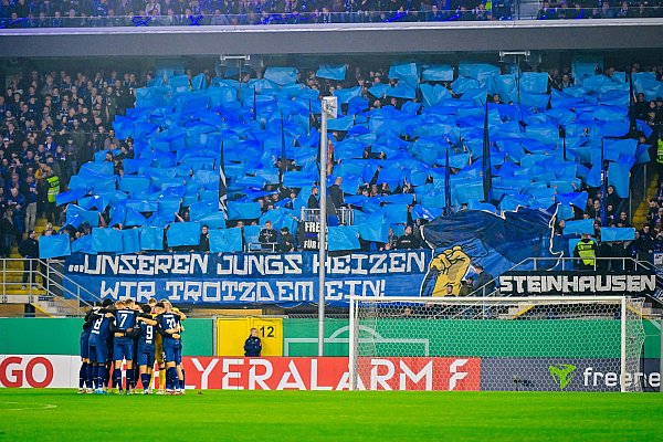 Die Fans des SC Paderborn verzichteten auf Pyrotechnik und warteten stattdessen mit einer Choreo auf. - © Besim Mazhiqi
