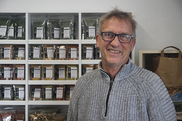 Andreas Köppe begrüßt schon die ersten Kunden im Laden. - © Jan-Henrik Gerdener