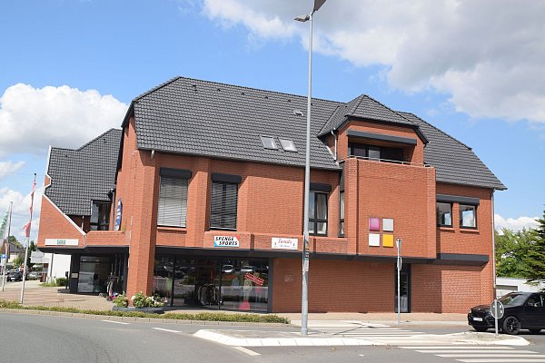 In dem Ladenlokal an der Ecke Biermannstraße und Lange Straße sind gleich zwei Geschäfte untergebracht: "Trends" und Spenge Sports". - © Mareike Patock