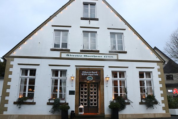 Ein DJ und die Band Aero sorgen im Wilhalm für Livemusik. - © Burkhard Hoeltzenbein