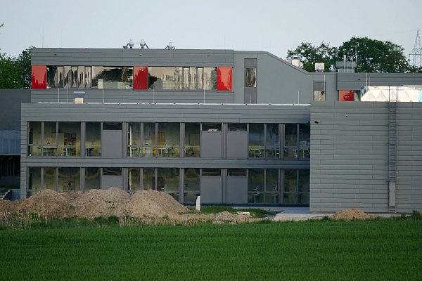 Schule, Gemeindebücherei und Volkshochschule: Der Bildungscampus ist ein multifunktionales Gebäude, das 2023 eröffnet wurde. - © Martin Düsterberg