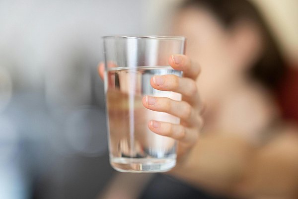 Um Kreislaufprobleme oder körperliche Beschwerden durch das Fasten zu vermeiden, sollten Betroffene bereits vor- und während der Zeit viel Wasser trinken. - © Symbolbild: Pexels