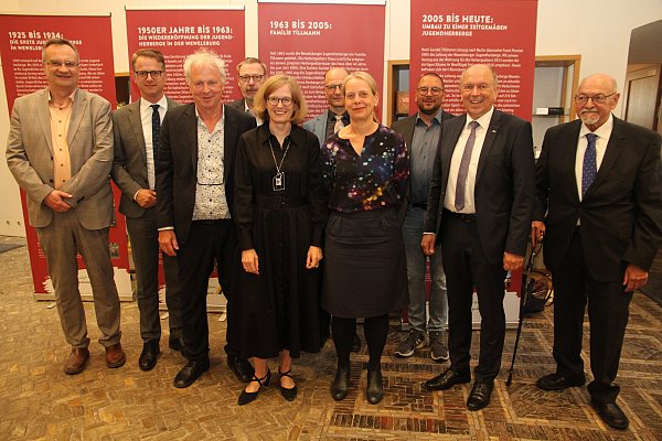 Beim Festakt sind dabei Guido Hitze von der Landeszentrale für Politische Bildung (v. l.), CDU-Generalsekretär Carsten Linnemann, der stellvertretende Museumsleiter Markus Moors, Guido Varney vom DJH-Landesverband, Museumleiterin Kirsten John-Stucke, Johannes Süßmann von der Universität Paderborn, Heike Kroff vom Westfälischen Museumsamt, Jugendherbergsleiter Frank Piontek und der ehemalige Kreisdirektor Heinz Köhler. - © Johannes Büttner