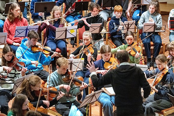 Bevor es auf die kleine Tournee durch OWL geht, geben die Jungen Sinfoniker traditionell eine öffentliche Generalprobe. Diese fand am 6. Januar in der Evangelischen Kirche Eckardtsheim statt. - © Barbara Franke