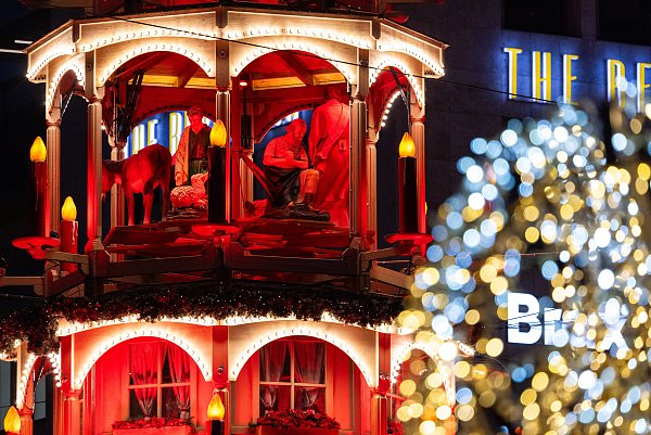 Der Weihnachtsmarkt in Bielefeld hat mehr zu bieten als nur Glühwein: Zahlreiche Stände machen ihn zu einem der größten in NRW. - © Oliver Krato