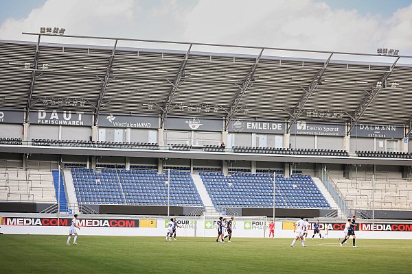 In den Blöcken D1 und D2 auf der Nordtribüne wurden in der Sommerpause blaue Schalensitze installiert, so dass die Home-Deluxe-Arena nun über rund 800 zusätzliche Sitzplätze verfügt. - © Oliver Krato