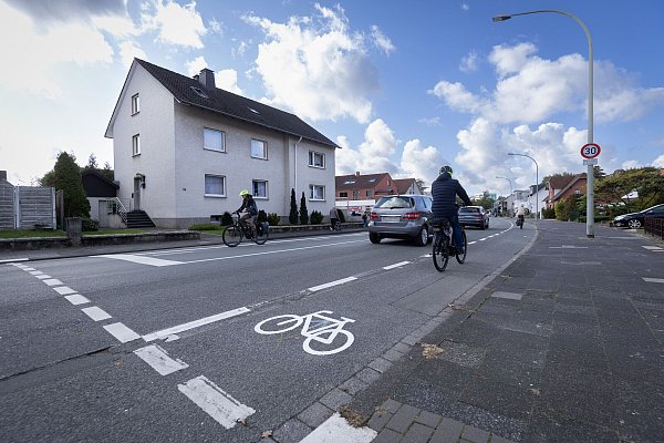 Für den Schutzstreifen sind Stellplätze weggefallen, auf der gegenüberliegenden Seite darf weiterhin geparkt werden. - © Niklas Tüns