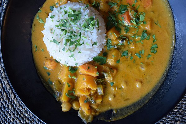Deftiges Kürbis-Curry ist schon lange im Trend. Nun verraten viele Food-Influencer: Kokosmilch soll es extra geschmacksintensiv machen. - © Symbolbild: Unsplash