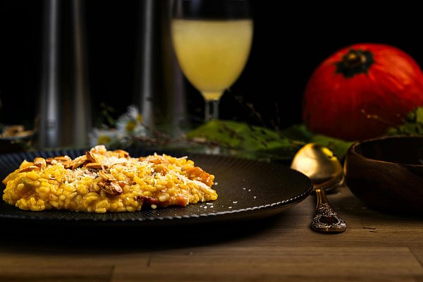 Butternut-Kürbis-Risotto kann pur genossen werden, aber auch mit deftigen Beilagen kombiniert werden. - © Symbolbild: Pexels