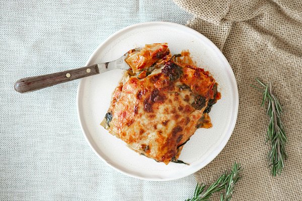 Die vegetarische Kürbis-Lasagne ist durch die cremige Bechamelsoße und die große Menge an Kürbis sehr sättigend. - © Symbolbild: Pexels