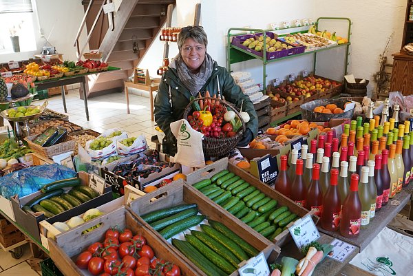 Petra Meyer zu Drewer bietet im Hofladen Gemüse, Obst, Säfte, Eier, Dosenwurst und Kartoffeln an. Vieles stammt aus eigenem Anbau. - © Peter Unger