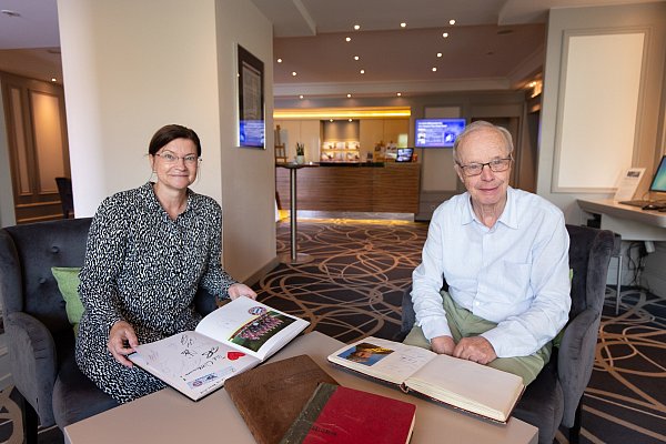 2023 haben Hoteldirektorin Kerstin Wiemann und der nun verstorbene Inhaber Rudolf Kiene durch die Gästebücher geblättert. - © Archivfoto Niklas Tüne