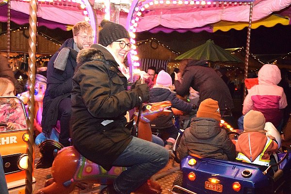 Tanja Vogelsang und Dennis Falkenau von der Laufgemeinschaft Oerlinghausen haben kurzerhand das Kinderkarussell für sich entdeckt. - © Karin Prignitz