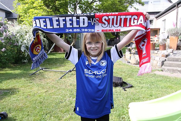 Paulina im Garten ihrer Eltern mit dem Freundschaftsschal zum Pokalfinale gegen den VfB Stuttgart. - © Björn Kenter