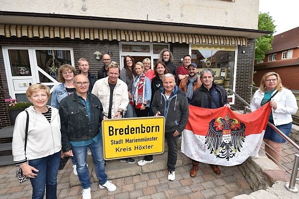 Meet & Greet gewonnen: Marianne und Josef Grabbe (links) mit der Band Bläck Fööss. - © Thomas Kube