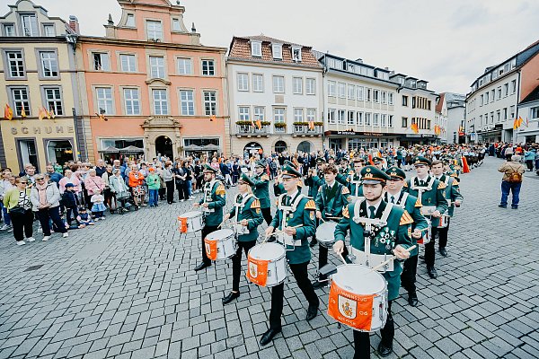 Das Blasorchester spielt oft traditionelle Märsche und andere festliche Musik während des Schützenfestes und trägt so zur feierlichen Atmosphäre bei. - © Besim Mazhiqi
