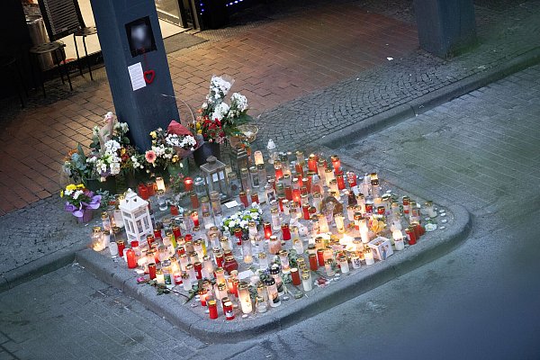 Blumen und Kerzen erinnern an die Gewalttat an der Marienstraße am 1. Mai 2024. - © Niklas Tüns