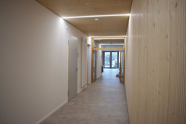 Modern und hell präsentiert sich auch das neue Foyer von innen. Der alte, in die Jahre gekommene Eingangsbereich war abgerissen worden. - © Stadt