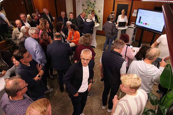 Zuerst wurden Landrat und Kreistag ausgezählt, die erste Schnellmeldung auf lokaler Ebene wurde erst um 20.15 Uhr präsentiert. - © Sigurd Gringel