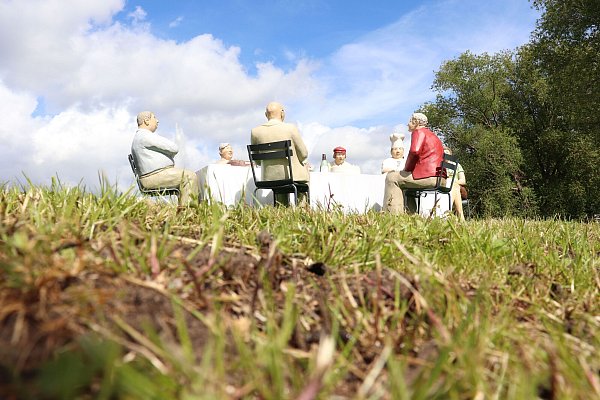 Die Gruppe „Das große Fressen“ war 2019 auf der Landzunge im Emssee inszeniert worden. - © Marion Pokorra
