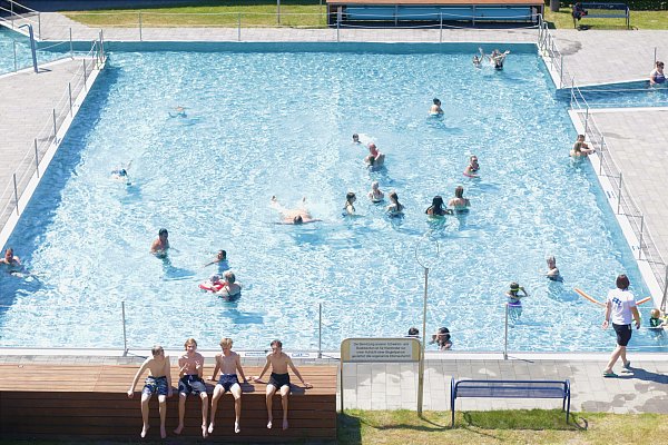 Die zahlreichen Freibäder in OWL laden zum Schwimmen ein, hier zum Beispiel am Paderborner Rolandsbad. - © Jessica Eberle