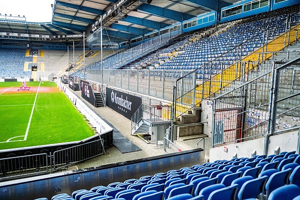 Um den Gästebereich der Alm ist ein Zaun entstanden. - © Barbara Franke