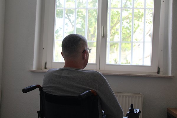 Thorsten L. sitzt seit knapp einem Jahr in der Pflege-Abteilung der JVA Hövelhof. - © Tobias Fenneker
