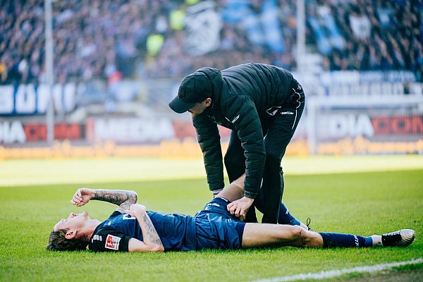 SCP-Verteidiger Calvin Brackelmann, der hier am Boden liegt, musste in dieser Saison viel einstecken. Mitunter auch mal einen Spruch vom Trainer. - © Besim Mazhiqi