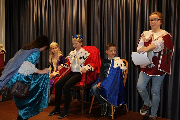 Am Hofe im Märchenmuseum: Mit einem Knicks begrüßt die Prinzessin die königliche Familie, während der Diener ihren Namen verliest. - © Nicole Sielermann