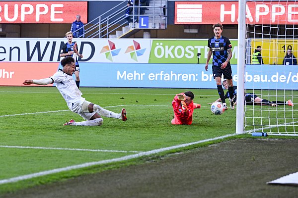 Arminia Bielefelds Momuluh drückt den Ball in der 29. Minute zum 1:2 über die Linie. - © Teresa Kröger