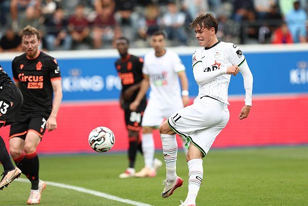 Casper Terho (rechts) ist Stammspieler in der belgischen Jupiler Pro League. - © picture alliance / BELGA