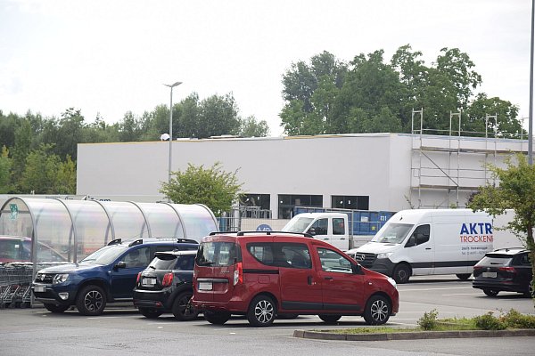 Direkt angrenzend an den Edeka-Parkplatz in Enger entsteht derzeit die neue Rossmann-Filiale. - © Mareike Patock
