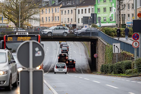 Die alternative Unterführung - an der Borchener Straße neben den Autos entlang - halten die Grünen für zu gefährlich für Radfahrer. - © Niklas Tüns