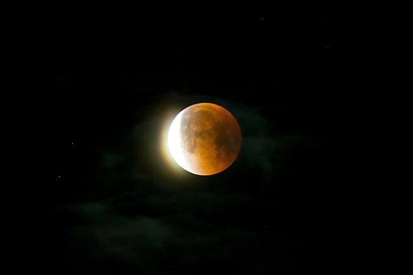Einige Menschen berichten von einem leichteren Schlaf und häufigeren nächtlichen Aufwachmomenten, wenn der Mond besonders hell am Himmel steht. - © Symbolbild: Unsplash