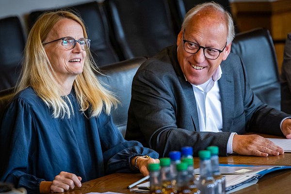 Polizeipräsidentin Sandra Müller-Steinhauer arbeitet von Anfang an eng mit der Stadt Bielefeld zusammen, natürlich auch mit Oberbürgermeister Pit Clausen. - © Sarah Jonek