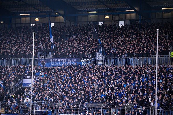 Zwölf Minuten lang herrschte aus Protest Stille bei den Arminia-Ultras auf der Süd. - © Teresa Kröger